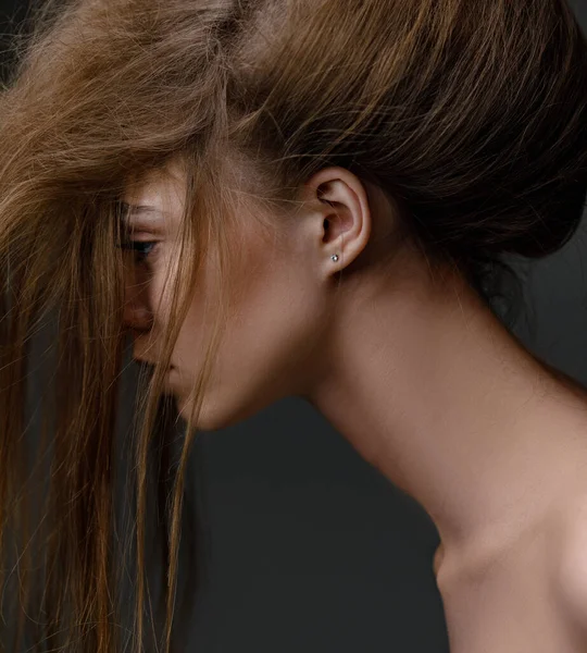 Модный художественный портрет модели девушки со странной прической — стоковое фото