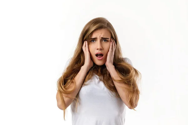 Giovane donna sensazione di stress e mal di testa — Foto Stock