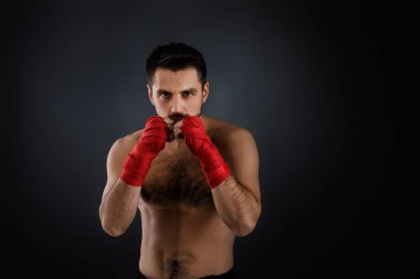 Boksör adam siyah arkaplanda farklı hareketleri gösterir