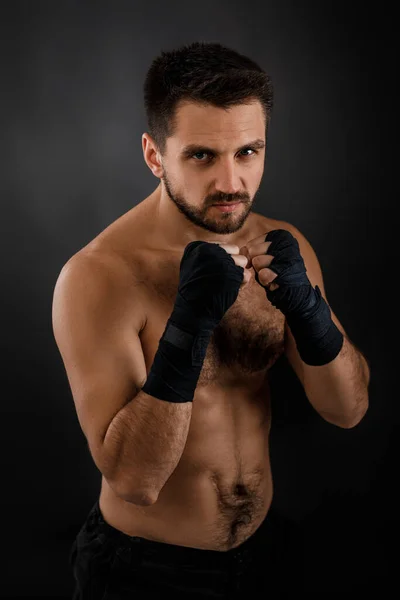 Muskulöser Boxer bereit zum Kampf. — Stockfoto