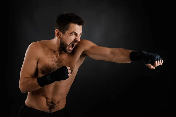 Boxer wirft einen heftigen und kraftvollen Schlag. — Stockfoto