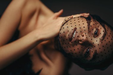 Siyah peçeli zarif bir kız.