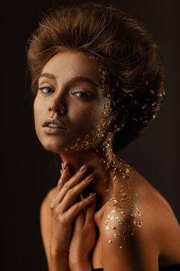 Tatilde altın gibi parlak profesyonel makyajlı bir kız..