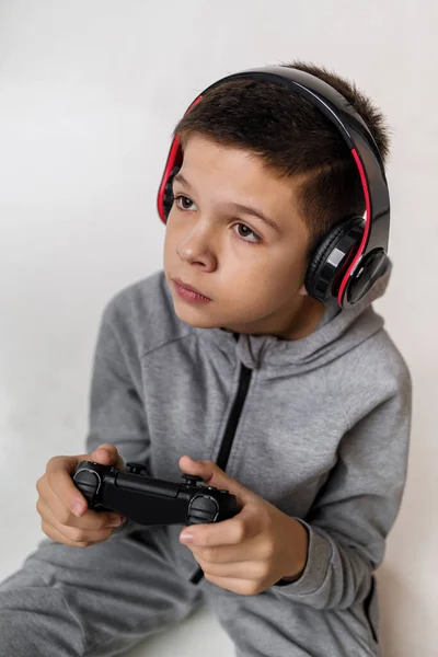 Kind jongen spelen van video games — Stockfoto