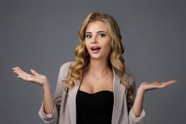 Şaşırmış genç bir kadının portresi.