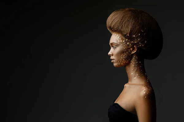 Model meisje met vakantie gouden glanzende professionele make-up. — Stockfoto