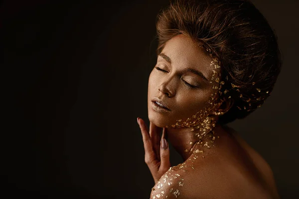 Modelo menina com feriado dourado brilhante maquiagem profissional . — Fotografia de Stock