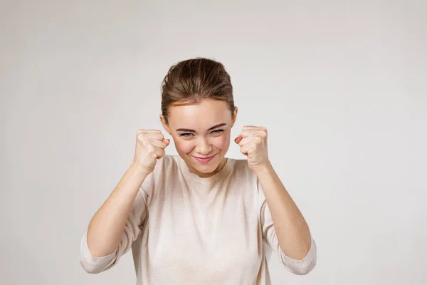 Frau mit erhobenen Fäusten kampfbereit — Stockfoto