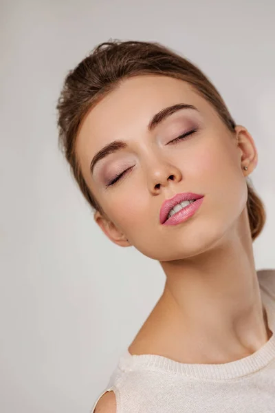 Mädchen mit perfekter Haut und Make-up. — Stockfoto