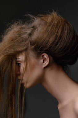 Garip bir saç stili olan model kızın moda sanat portresi.