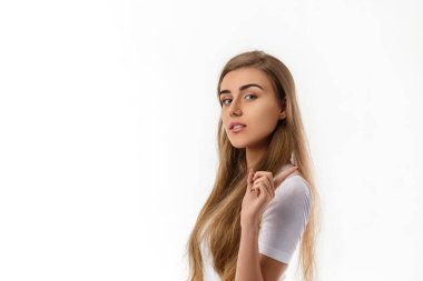 Gülümseyen genç kadın işaret ediyor