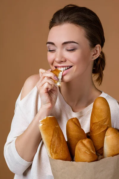 Mladá žena držící chleba — Stock fotografie