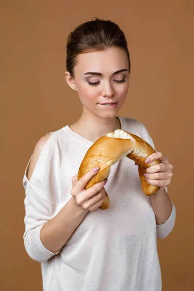 Mujer joven sosteniendo pan — Foto de Stock