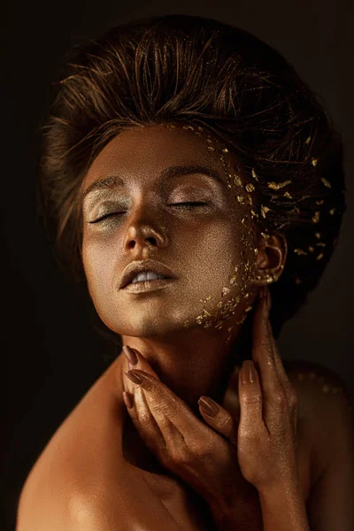 Μοντέλο κορίτσι με διακοπές χρυσό λαμπερό επαγγελματικό μακιγιάζ. — Φωτογραφία Αρχείου