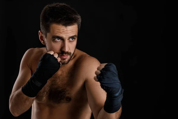 Boxermann zeigt die verschiedenen Bewegungen auf schwarzem Hintergrund — Stockfoto