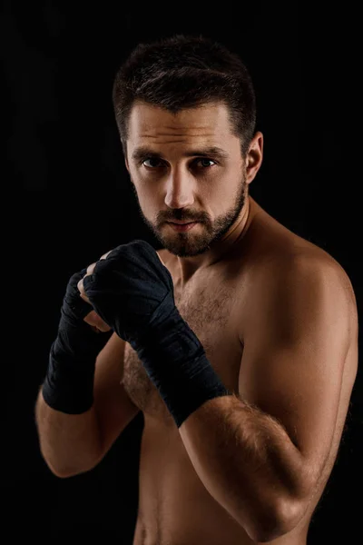 Hombre musculoso de boxeo listo para luchar . — Foto de Stock