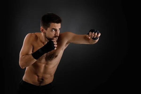 Boxeador lanzando un golpe feroz y poderoso . — Foto de Stock