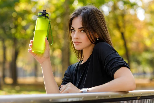 Sportliche Frau trinkt Wasser — Stockfoto