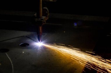 Metali cnc ile kesen plazma.