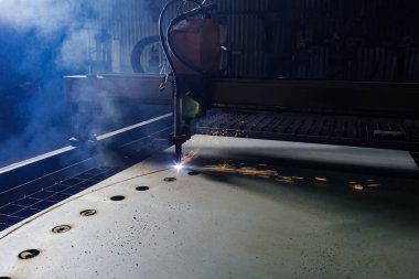 Metali cnc ile kesen plazma.