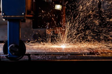 Metali cnc ile kesen plazma.