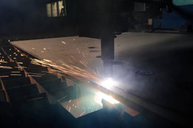 Metali cnc ile kesen plazma.