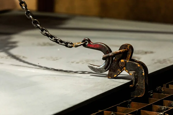 Cadena de grúa y gancho en una planta industrial — Foto de Stock