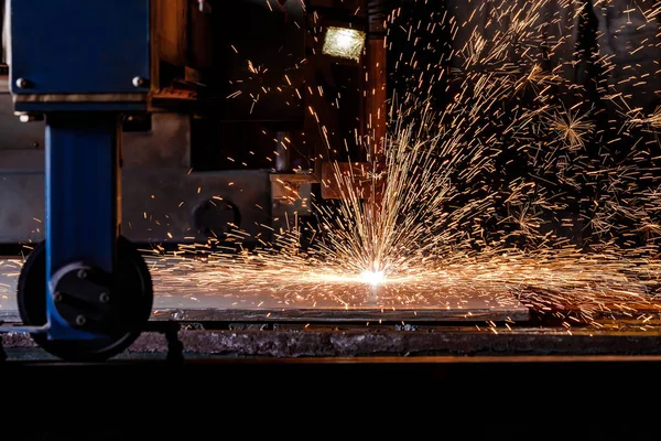 Corte por plasma de metal con un cnc . — Foto de Stock