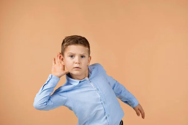 Kid with hand over ear listening gossip. — Stock Photo, Image