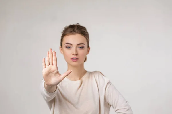 Piękna młoda kobieta robi gest stop — Zdjęcie stockowe