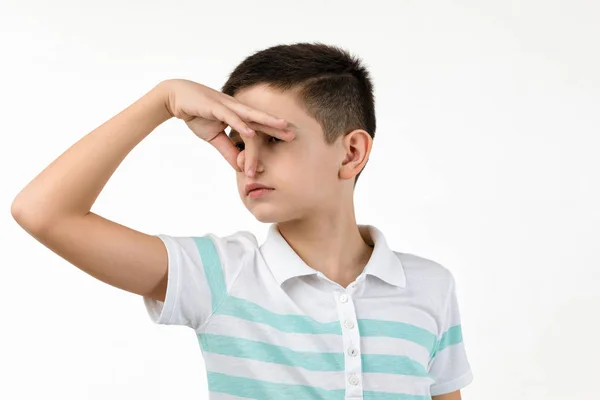 Liten pojke i randig t-shirt gör gest luktar illa — Stockfoto