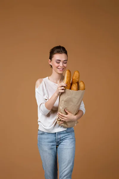 Mujer joven sosteniendo pan — Foto de Stock