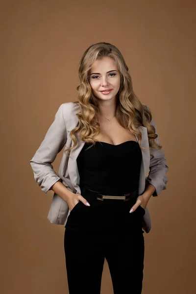 Porträt einer lächelnden schönen Geschäftsfrau — Stockfoto