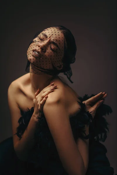 Bellezza ragazza elegante posa in velo nero — Foto Stock