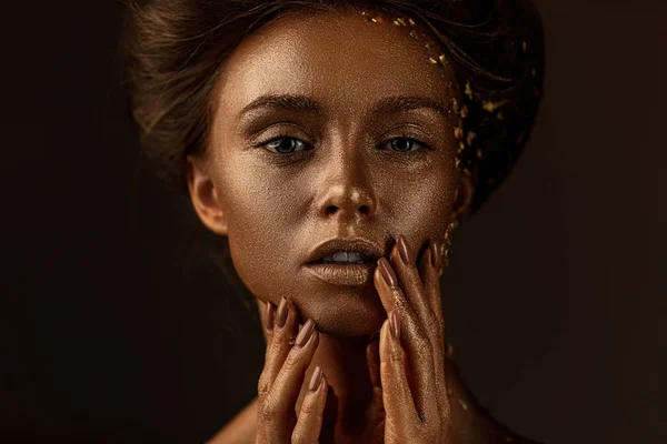 Model girl with holiday golden shiny professional makeup. — Stock Photo, Image