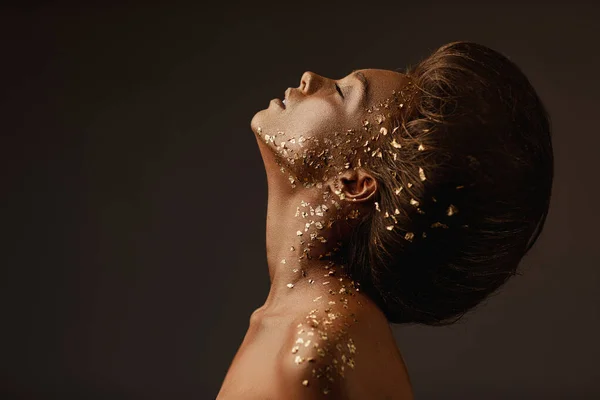 Модель дівчина зі святом золотий блискучий професійний макіяж . — стокове фото
