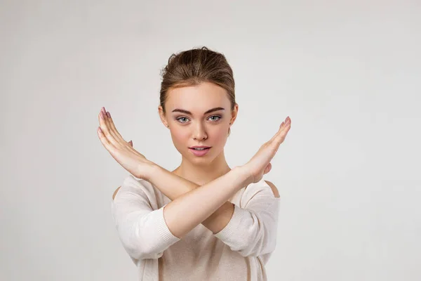 Hermosa mujer joven haciendo gesto de parada — Foto de Stock