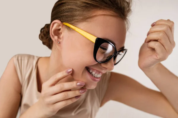 Retrato de modelo de mujer en vestido con gafas — Foto de Stock