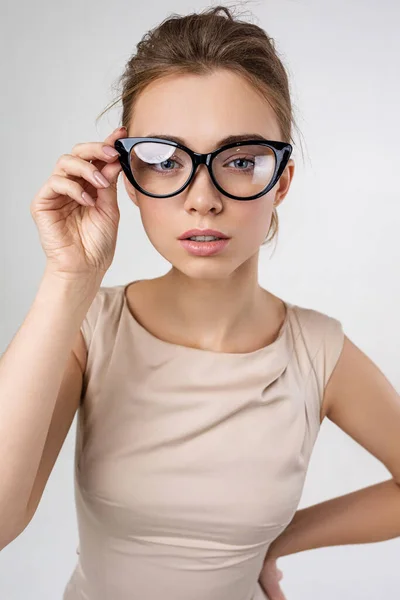 Modelo en vestido con gafas — Foto de Stock