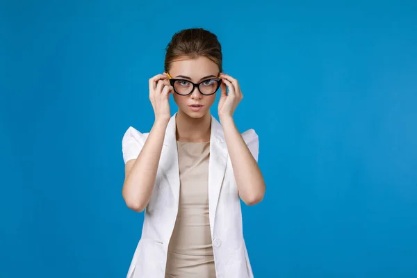 Porträt einer jungen Geschäftsfrau mit Brille — Stockfoto