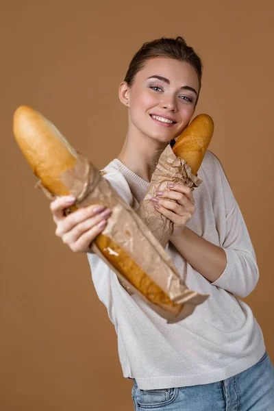 빵을 들고 있는 젊은 여자 — 스톡 사진
