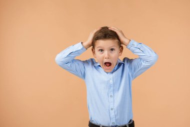 Mutlu küçük çocuk şaşırdı.