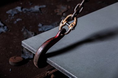 Bir sanayi fabrikasında vinç zinciri ve kanca