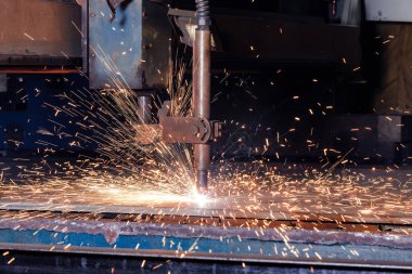 Metali cnc ile kesen plazma.