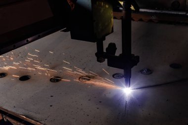 Metali cnc ile kesen plazma.