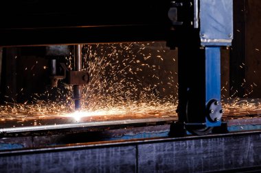 Metali cnc ile kesen plazma.