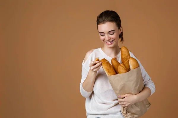 Mujer joven sosteniendo pan — Foto de Stock