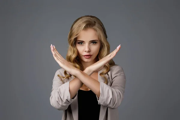 Hermosa mujer de negocios haciendo gesto de parada — Foto de Stock