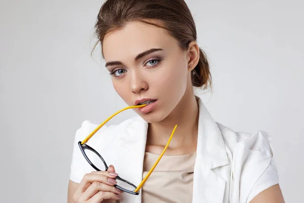 Retrato de mujer joven con gafas —  Fotos de Stock