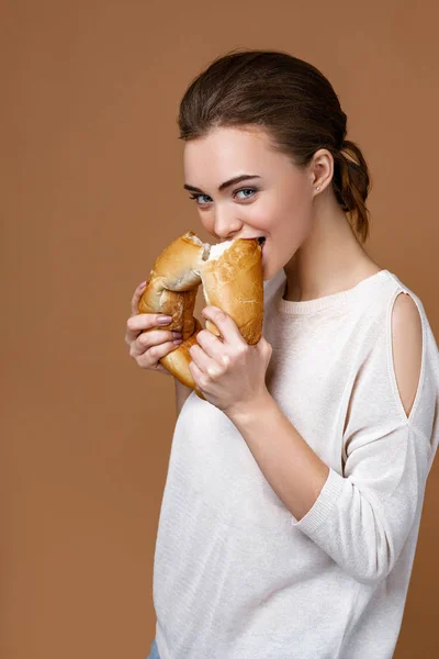 Genç bir kadın ekmek tutuyor. — Stok fotoğraf